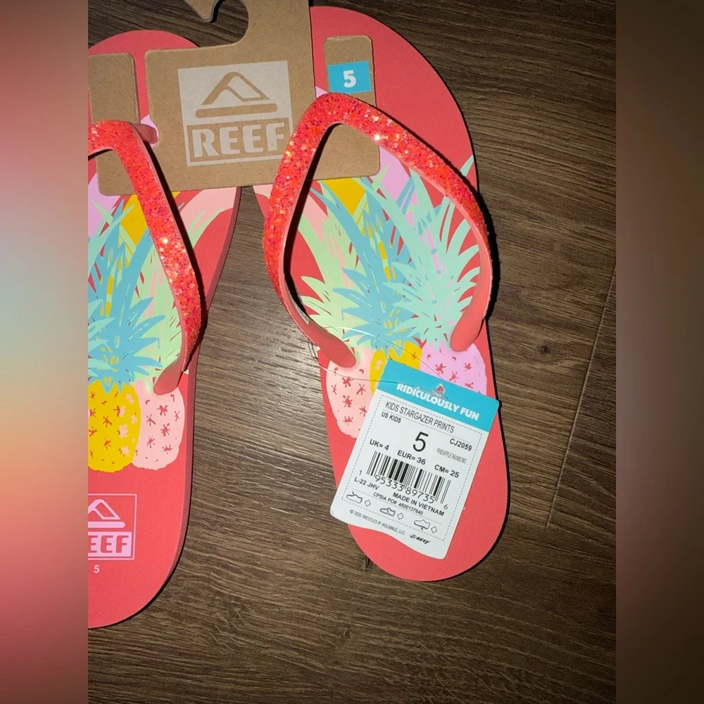 Reef Stargazer Prints Flip Flops Sandals in Pineapple Rainbows NWT Girls Kids 5 - Picture 3 of 5